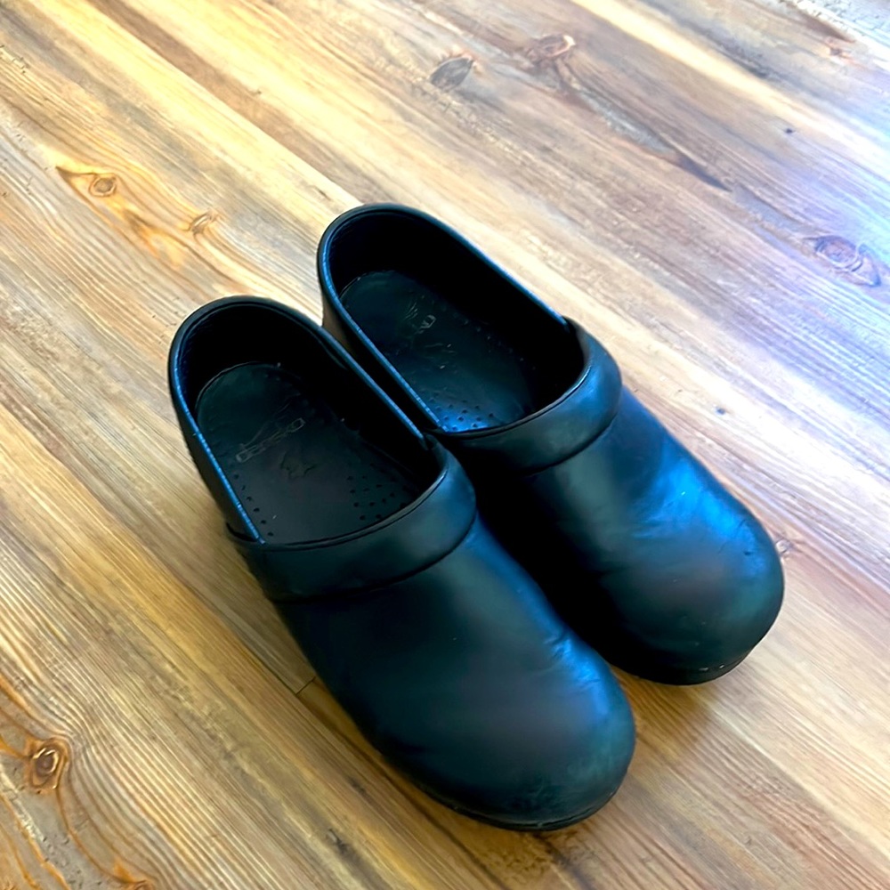 Dansko professional black leather clog 39, barely worn!